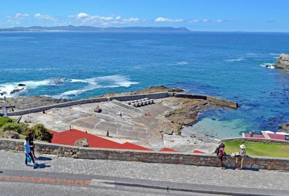 Hermanus Waterfront, Sea View Apartment With Balcony Luaran gambar